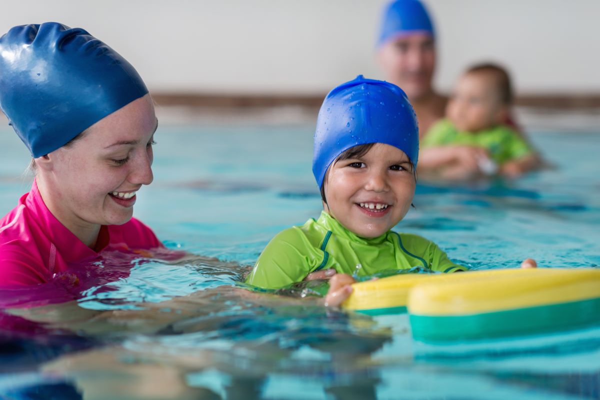 Schwimmen lernen im Enzkreis — Wann ist der richtige Zeitpun