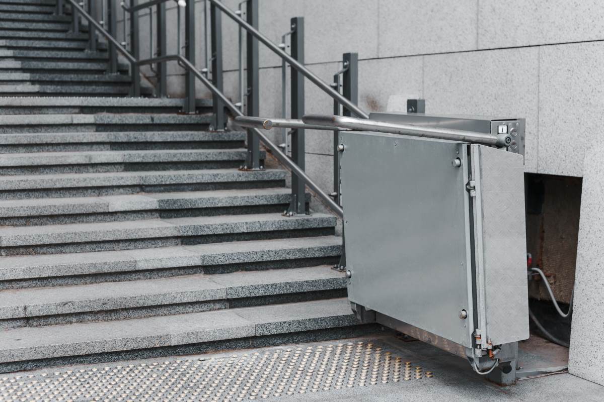 Treppenlift einbauen im Enzkreis: Kosten, Förderung und prak
